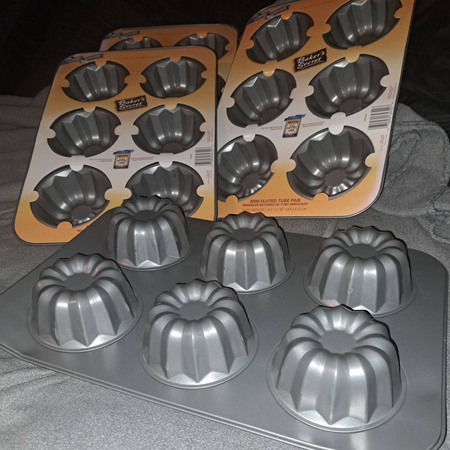 NEW-BAKERS SECRET 4 sets of 6 Mini Fluted Bundt Cake pans -24 Cakes