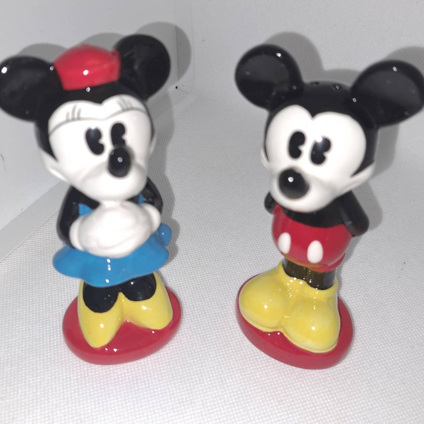 NIB Disney Treasure Craft Ceramic Micky & Minnie Salt & Pepper Shakers
