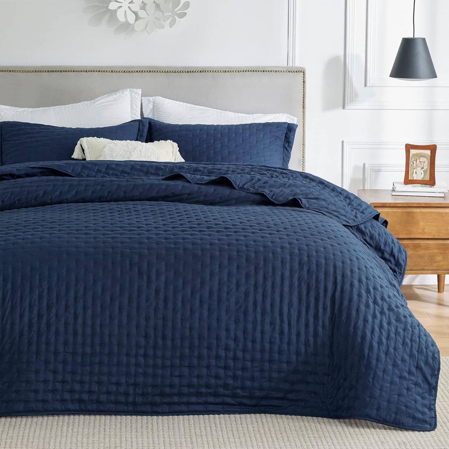 New Navy Bedsure Queen Quilted Comforter and 2 shams for all seasons
