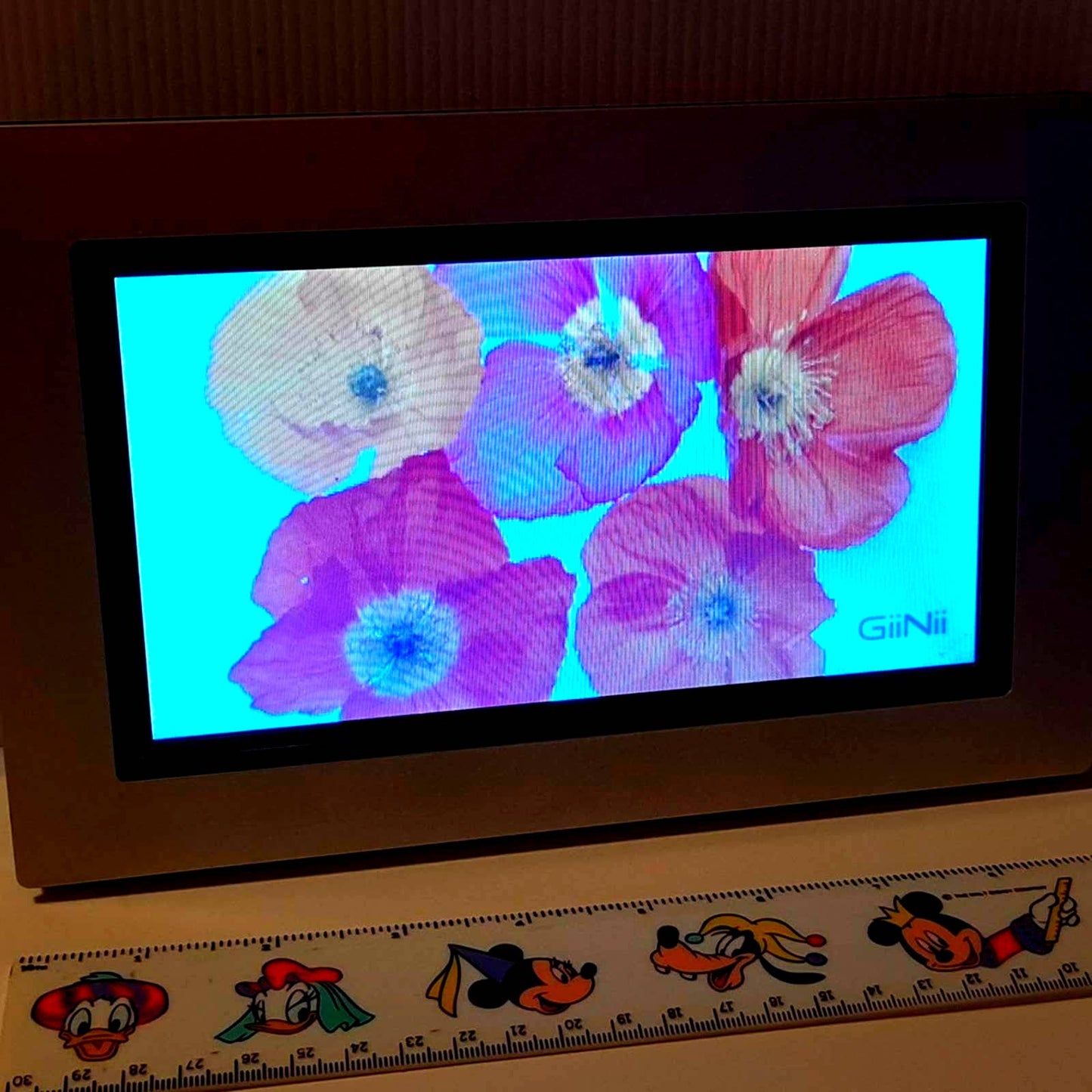 GIINII 8" Digital picture frame used but works great
